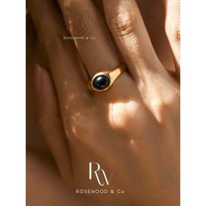 แหวนทองชุบ 18K กันน้ำ ประดับหินอาเกตสีดำ ดีไซน์เรียบหรู สามารถสวมซ้อนกันได้ แหวนหินสีดำหนา พร้อมตัวเลือกเป็นของขวัญ - Product Image 2