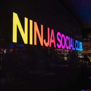 Negozio esterno luce fino a rgb cartello in metallo con illuminazione personalizzato illuminato da parete colorato rgb segno - Product Image 1