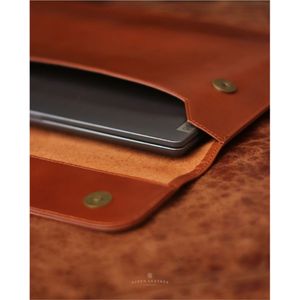 Étui professionnel intemporel exclusif en cuir fabriqué à la main pour ordinateur portable avec un design élégant fabriqué par des artisans indonésiens - Product Image 4