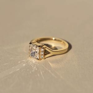Anillo de compromiso de diamante cultivado en laboratorio con corte radiante de oro de 18k de primera calidad, elegante joyería nupcial para mujer, proveedor mayorista en línea - Product Image 2
