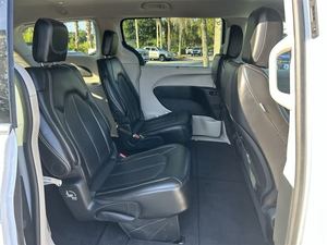 Superb White 2024 Chrysler Pacifica Touring L FWD Usado con asientos de cuero Navegación Tercera fila Asientos Arranque remoto - Product Image 6