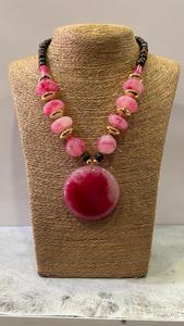 En collares gruesos de resina de color rosa hechos con cuentas de resina ideales para reventa en joyerías de moda - Product Image 4