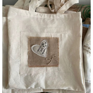 Sac fourre-tout en coton rustique avec applique en forme de cœur en toile de jute, beige, écologique, réutilisable, pour le shopping quotidien - Product Image 1