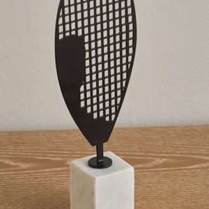 Sculpture abstraite moderne en métal Centre de table artistique de qualité supérieure idéal pour le salon ou le bureau - Product Image 2