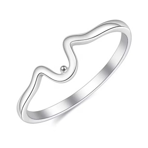 Anillo de onda minimalista para mujer, joyería de playa apilable de plata de ley ajustable delicada - Product Image 3