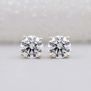 Boucles d'oreilles solitaires en diamant rond certifié IGI avec or jaune, boucles d'oreilles en diamant certifié IGI en or jaune - Product Image 1