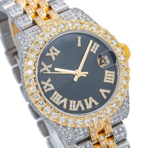 Montre à cadran noir en diamant moissanite tendance très demandée pour les fêtes, les tenues décontractées et le style urbain disponible à la vente - Product Image 2