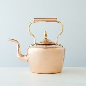Elegante tetera de cobre con estructura sin costuras y agarre de madera, perfecta para el uso diario de la estufa y la pantalla de estilo de granja - Product Image 2
