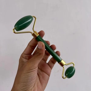 Rouleau de massage facial en jade vert naturel Reiki, sculpté, pour le corps, le visage, le cou, les yeux, et la guérison (Feng Shui) - Product Image 1