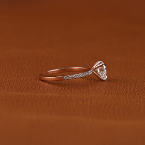 Pave Setting Anillo de compromiso con corte en forma de corazón Diseño elegante Anillo clásico de lujo con diamante creado en laboratorio en oro rosa de 10KT - Product Image 5