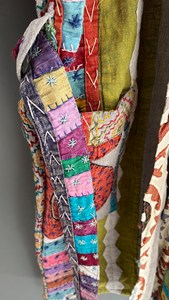 Vente en gros manteau d'hiver vintage pour femmes vestes longues matelassées Kantha taille libre point à la main Patchwork coton ceinture tissu imprimé - Product Image 5