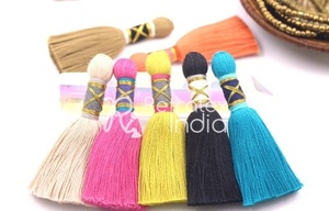 Mini pompons en polyester dorés et multicolores de 8 cm, fournisseur en gros par Refratex India, fabriqués en Inde pour une qualité supérieure à bas prix - Product Image 6