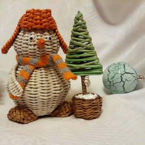 ดีไซน์ใหม่สำหรับคริสต์มาส 2026 ตุ๊กตาหิมะหวายตกแต่งคริสต์มาส ของขวัญคริสต์มาส รับผลิตแบบ OEM จากเวียดนาม ขายส่ง - Product Image 3