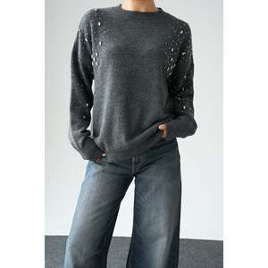 เสื้อสเวตเตอร์สีแอนทราไซต์ประดับหินที่ไหล่ - Product Image 1