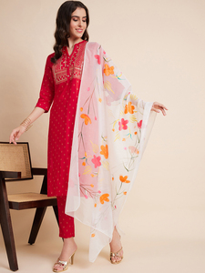Elegante y Estiloso Conjunto de Kurta Roja de Rayón con Cuello en V, Manga Tres Cuartos, Largo hasta la Rodilla, con Pantalón y Dupatta, con Hermoso Bordado - Product Image 2