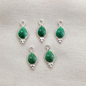 Dijes de Esmeralda Teñida en Forma de Pera, Dijes de Esmeralda Teñida Hechos a Mano con Corte Briolette, Dijes de Plata de Ley para Fabricación de Joyería, Dijes al por Mayor - Product Image 1
