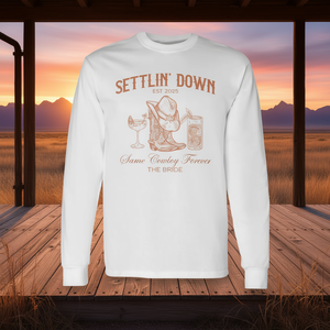 T-Shirt a Maniche Lunghe da Sposa Western 2025 'Settlin Down Same Cowboy Forever' - Maglietta Promozionale - Product Image 3