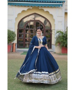 LehengaCholi One Piece Imprimé pour Femme en Rose avec Chemisier en Velours et Chunni Lourd - Product Image 1