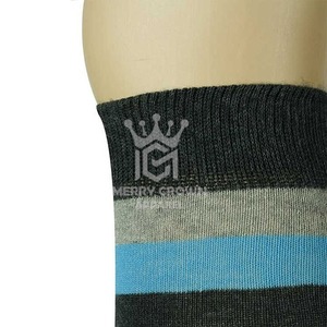 Vente en gros de chaussettes de sport à rayures au Pakistan Chaussettes de sport à rayures avec logo personnalisé antidérapant Couleur personnalisée - Product Image 5