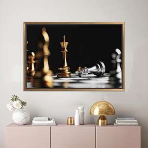 Impression sur toile de pièces d'échecs modernes : Œuvre d'art élégante en verre trempé, toile encadrée dorée - Product Image 1