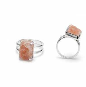 Bague artisanale minimaliste en sel de l'Himalaya, pierre rose naturelle sculptée, style amour au toucher réel, accessoire de mode pour le quotidien - Product Image 1