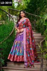 ชุดแต่งงานผ้าไหมโดลาที่สวยที่สุดสำหรับผู้หญิงพิมพ์ลายกาลัมคาริพร้อมชุดกระโปรงผ้า zari ที่มีขอบ lehenga choli - Product Image 4