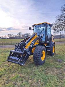 Envío Gratis: Cargadora de Ruedas JCB 409 Agri de 5.9 Toneladas, 74HP Turbo Diésel, Cucharón de 1.2m³, Carga Volcable de 3,584kg, Cargadora Compacta Agrícola - Product Image 3