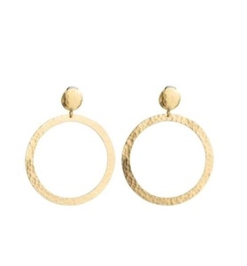 Elegantes pendientes de metal dorado con tallas intrincadas y esmalte antiguo para una declaración de inspiración bohemia de moda - Product Image 1