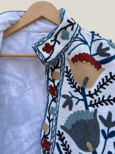 Abrigo corto de mujer con bordado Suzani blanco hecho a mano, elegante diseño de ropa de invierno con chaqueta de invierno de tela TNT lavada - Product Image 2