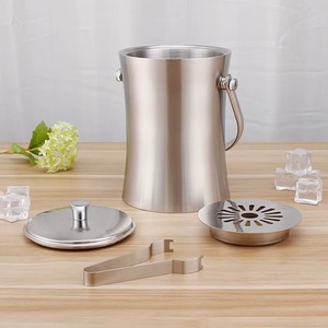 Les seaux à glace en métal offrent une solution stable et sécurisée pour le maintien de la glace, le design élégant ajoute une touche moderne aux espaces de réception. - Product Image 1