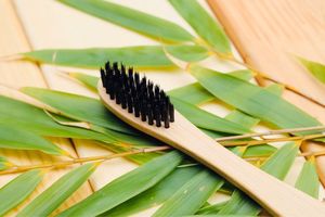 Brosse à dents de voyage en bambou écologique de vente chaude pour adultes conception Unique biodégradable infusée de charbon de bois durable naturel - Product Image 5