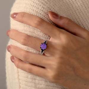 แหวนพลอยสีม่วงเจียระไนรูปดอกกุหลาบสองสีแบบอินฟินิตี้จาก Jeulia - Product Image 5