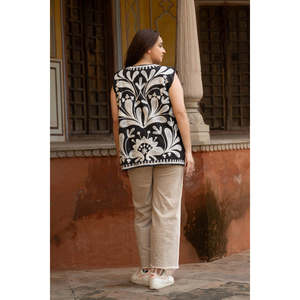 Chaleco Largo Acolchado sin Mangas con Capucha para Mujer, Combinación de Bordado Blanco y Negro, Tallas Grandes, para Primavera - Product Image 1