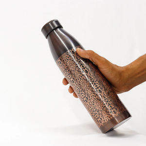 Bouteille d'eau en cuivre de finition antique nouvellement lancée avec bouteille de médecin ayurvédique à boire direct pour les fêtes - Product Image 1