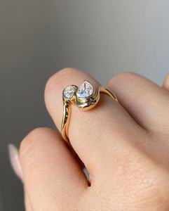 Anillo de compromiso de diamante de laboratorio Toi et Moi Pear Cut para Mujer | IGI Certified, juego de bisel, regalo de aniversario de oro amarillo sólido de 14K - Product Image 4