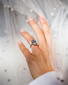 แหวนหมั้นเพชรโมอิสตัดวงรีขนาด12x8มม. พร้อมวงฮาโลและสายปูในการตั้งค่าแบบคลาสสิก | เครื่องประดับเจ้าสาวคุณภาพดีสำหรับงานแต่งงาน - Product Image 4