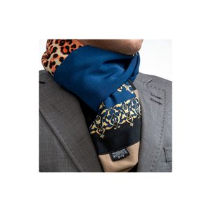 Bufanda de doble cara de tejido lanudo con estampado de leopardo azul marino para hombre - Product Image 1