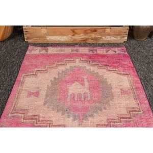 พรมตุรกีโบราณขนาดเล็ก 3x10.1 ฟุต สีชมพูเทา ลายเรขาคณิตพร้อมลายสัตว์ - Product Image 2