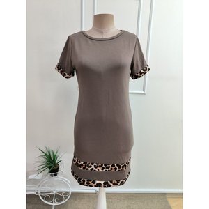 Vestido Corto Modal para Mujer, Cuello Redondo, Manga Corta, Detalle de Rayas de Leopardo, 35125 - Café con Leche - Product Image 4