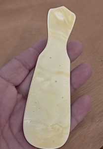 Chausse-pieds élégant blanc avec manche en bois élégant, finition polie, design ergonomique long, idéal pour la maison, les voyages, le bureau et les cadeaux - Product Image 3