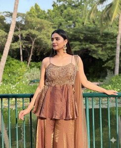 Ensemble Palazzo Designer Jimmy Silk Top avec broderie lourde à sequins, haut court sans manches, pantalon palazzo et dupatta en tulle papillon - Product Image 2