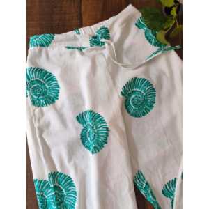 Pantalones cortos de baño Sea Swirl con estampado a mano, elegantes pareos de baño, 100% algodón y lino, ajuste cómodo - Product Image 2