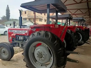 Tracteur agricole vert MASSEY FERGUSON avec cabine, moteur et pneus larges pour utilisation agricole - Product Image 4