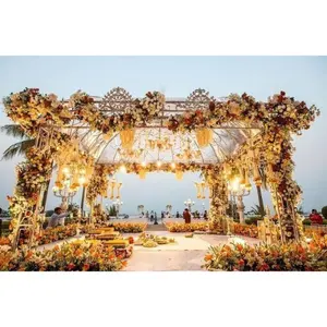 婚礼豪华方形金色金属不锈钢背景舞台金属曼达普，鲜花装饰精美。