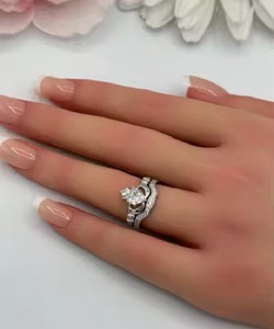 Juego de anillos de compromiso de diamantes de moissanita originales Anillo de boda de promesa de Plata de Ley 925 Juego de anillos de diseño Claddagh de dos piezas - Product Image 2