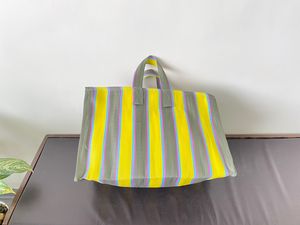 Bolsa de compras a rayas tejida de plástico con cremallera reutilizable personalizada ecológica, bolsas de cosméticos recicladas hechas a mano para uso en la playa - Product Image 3