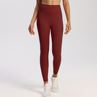 Leggings de cintura alta y corte ajustado con tejido de punto sin costuras compuesto por cincuenta y uno por ciento poliamida, treinta y ocho por ciento poliéster y once por ciento elastano.