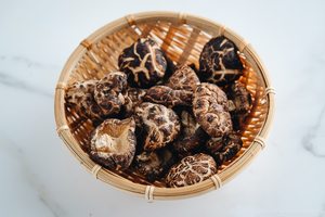 Champignons Shiitake séchés de qualité supérieure pour l'hôtellerie, les complexes hôteliers et la restauration au Vietnam - Product Image 5