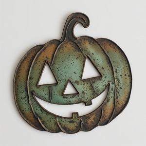 Ornement de croissant de lune en tôle de fer vintage, finition patinée, art fait à la main, fabriqué pour la décoration saisonnière d'Halloween mystique - Product Image 5