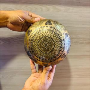 Cuenco tradicional de metal de bronce con temática Budista para terapia de sonido y curación de chakras - Product Image 5